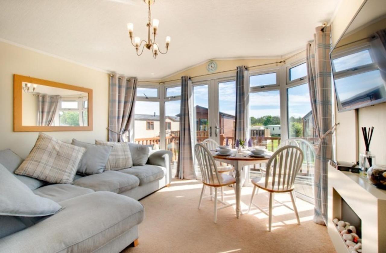 Stunning 3-Bed Hot Tub Lodge Northumberland Felton  Екстер'єр фото