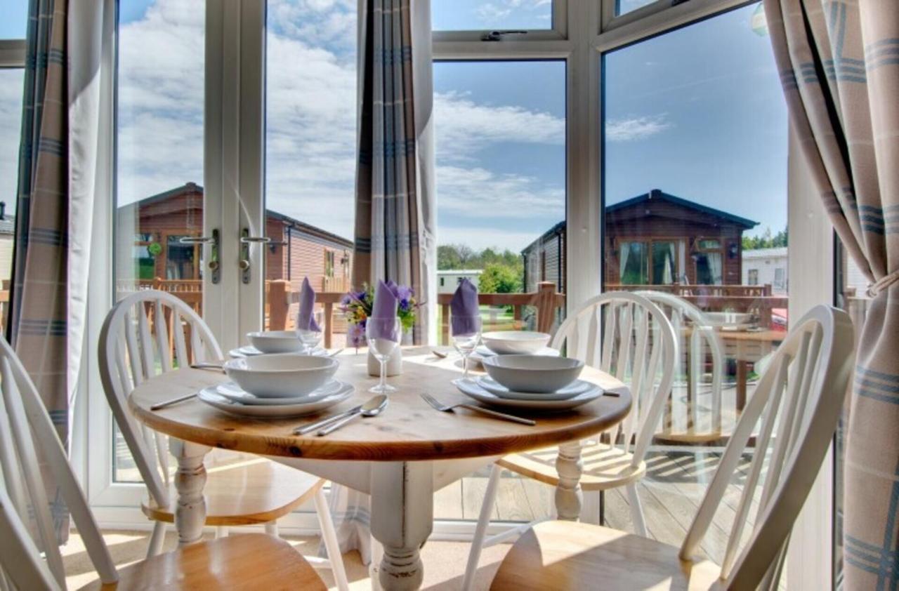 Stunning 3-Bed Hot Tub Lodge Northumberland Felton  Екстер'єр фото